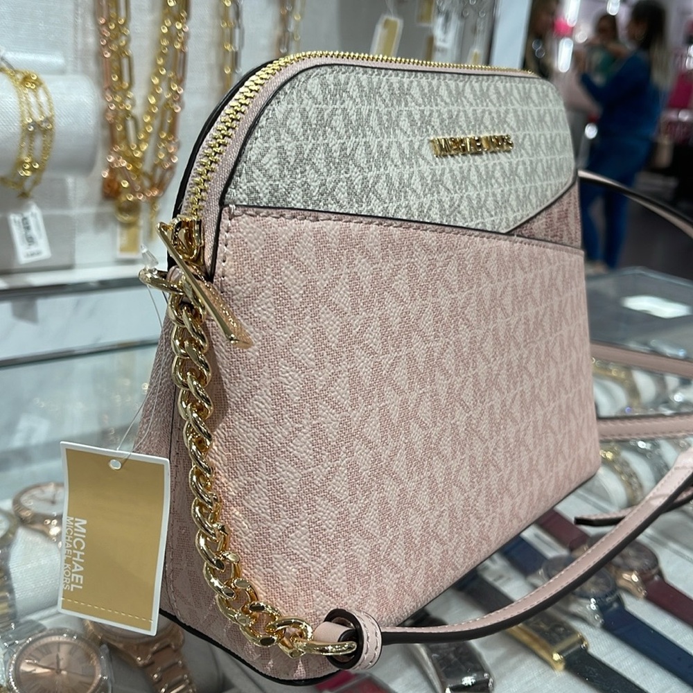 Michael Kors Jet Set Travel Md Color-Block Signature Logo Crossbody
Powder Blush - Picture 13 of 16